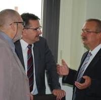 Bild vergrößern:Im Gespräch der Ratsfraktionsgf. Reinhard Gurcke, der Finanzbeigeordnete Klaus Zimmermann und der Ratsfraktionsvors. Wigbert Schwenke MdL (v.l.n.r.)