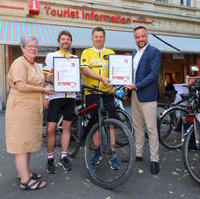 Bild vergrößern:Sven Schulze (2.v.r.) vor der Tourist-Information Magdeburg am 27. Juni. 