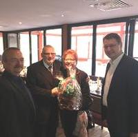 Bild vergrößern:Der Fraktionsvorsitzender Wigbert Schwenke, Fraktionsmitarbeiterin Renate Röhr und Fraktionsgeschäftsführer Manuel Rupsch gratulieren Reinhard Gurcke (z.v.l.) zu seinem 70. Geburtstag 