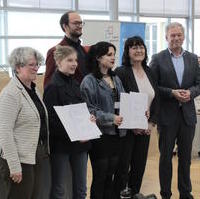 Bild vergrößern:Die Gewinnerinnen von Jugend debattiert mit Teilen der Jury