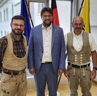 Bild vergrößern:Am Rande einer Anhörung im Landtag gab es die Gelegenheit für ein kleines Erinnerungsfoto der Steinmetze, darunter Stadtrat Frank Schuster (r.), mit Tobias Krull MdL. 