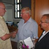 Bild vergrößern:Zu seinem 70zigsten Geburtstag nimmt der Stadtrat Alfred Westphal (B90/Die Grünen) die herzlichen Glückwunsche der CDU/BfM-Stadträte Gunter Schindehütte und Wigbert Schwenke MdL entgegen (v.l.n.r.)