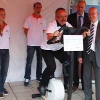 Bild vergrößern:Auch im Rahmen des DAK-Städtewettkampfs 2011 zeigt Stadtrat Wigbert Schwenke MdL (auf dem Ergometer) vollen Einsatz für seine Heimatstadt