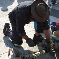 Bild vergrößern:Gunter Demnig bei der Verlegung der Stolpersteine für die Familie Katz auf dem heutigen Gelände der Universität. Diese Steine erinnern an das Schicksal von jüdischen Mitbürgern die im Holocaust umgebracht wurden. 