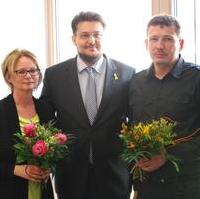 Bild vergrößern:Der CDU-Kreisvorsitzende Tobias Krull (Mitte) gratuliert der Kreisgeschäftsführerin Doris Memmler (l.) und dem Mitarbeiter Michael Otto (r.) zum Geburtstag.
