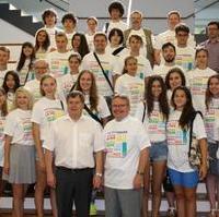 Bild vergrößern:Bürgermeister Klaus Zimmermann (r.) empfängt eine internationale Jugendgruppe der Deutschen Kriegsgräberfürsorge im Rathaus. Diese führen derzeit ein Workcamp, u.a. in Magdeburg, durch. Ebenfalls anwesend der Landesvorsitzende der Kriegsgräberfürsorge Dieter Steinecke MdL (l.). 