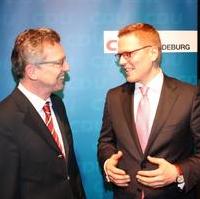 Bild vergrößern:Im Gespräch am Rande der Veranstaltung Dr. Thomas de Maiziére und der CDU-Bundestagskandidat Tino Sorge (v.l.n.r.)