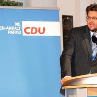 Bild vergrößern:CDU-Kreisvorsitzender Tobias Krull bei seinem Grußwort zu Beginn des 23. Landesparteitages in Magdeburg