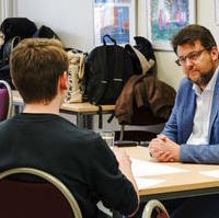 Bild vergrößern:Tobias Krull (r.) beim politischen Speed-Dating am 11.03.24. 