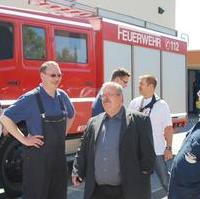Bild vergrößern:Stadtrat Schwenke MdL (mitte) und CDU-Mitglied Jeziorsky (r.) im Gespräch mit Vertretern der Freiwilligen Feuerwehr Olvenstedt