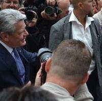 Bild vergrößern:Bundespräsident Joachim Gauck im Gespräch mit Bürgern und Presse vor dem Landtag Sachsen-Anhalt in Magdeburg