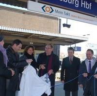 Bild vergrößern:Enthüllung des Siegel <O> Mein Takt für das Bahn-Bus Landesnetz auf dem Magdeburger Hauptbahnhof. Unter anderem in der Anwesenheit des Landesverkehrsministers Dr. Karl-Heinz Daehre (4.v.r.), des Landrates Michael Zische (3.v.r.) und dem CDU/BfM-Ratsfraktionsvors. Wigbert Schwenke MdL (1.v.r.)  