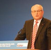 Bild vergrößern:Als Vorsitzender der CDU/CSU-Bundestagsfraktion stimmt Volker Kauder MdB die Anwesenden beim CDU-Bundesparteitag auf das Wahljahr 2013 ein. 