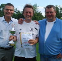 Bild vergrößern:Nach dem 1. Freundschaftspiel Stadtrat gegen Kleingärtner gratulieren der Innenminister Holger Stahlknecht (l.) und der Organisator Jens Bärwald (r.) der Kapitän der Siegermannschaft dem 2. stellv. Stadtratsvorsitzenden Andreas Schumann (m.)