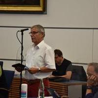 Bild vergrößern:Stadtrat Reinhard Stern spricht gerade zum Tagesordnungspunkt Landschaftsplan. 