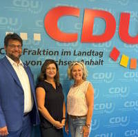 Bild vergrößern:Tobias Krull im Dialog mit Vertreterinnen des BVMW-Wirtschaftsverbandes am 09. August 2024.