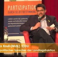 Bild vergrößern:Am 05. November stellte sich der CDU-Kreisvorsitzende Tobias Krull einer Diskussionsrunde beim Landesnetzwerk Migrantenorganisationen Sachsen-Anhalt