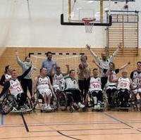 Bild vergrößern:Die Sportministerin zu Gast beim Rollstuhlbasketballspiel der Rolling Baskets des USC Magdeburg