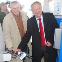 Bild vergrößern:Die Geschäftsführer der Städtischen Werke Magdeburg Helmut Herdt und Johannes Kempmann beim Betanken eines Fahrzeug an der frisch eröffneten 2. Magdeburger Erdgastankstelle des Unternehmens (v.l.n.r.)