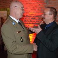 Bild vergrößern:Fraktionsvorsitzender Wigbert Schwenke MdL (r.) dankt dem Regionalvorstand der Johanniter Unfallhilfe  Reinhard Doberenz (l.)  für seine jahrelange Arbeit und wünscht ihm alles Gute für den Ruhestand