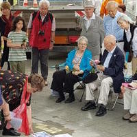 Bild vergrößern:Verlegung von Stolpersteinen am 08. August in Anwesenheit von Familienmitgliedern. 