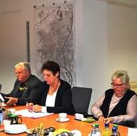 Bild vergrößern:In der gestrigen (20.11.2017) Fraktionssitzung begrüßte die Ratsfraktion Vertreter des Seniorenbeirates. 
v.l.n.r. Stadtrat Hubert Salzborn, Angelika Zander (Seniorenbeirat Magdeburg), Petra Schubert (Seniorenbeirat Magdeburg) 