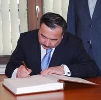 Bild vergrößern:Der Botschafter der Republik Kasachstan S.E. Dr. Nurlan Onzhanov trägt sich in das Goldene Buch der Landeshauptstadt Magdeburg ein. 