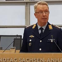 Bild vergrößern:Gedenkrede des Kommandeurs des Landeskommandos, Oberst Bernd Albers, aus Anlass des Volkstrauertages.