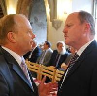 Bild vergrößern:Im Gespräch der Landesentwicklungsminister Thomas Webel und sein Staatssekretär Dr. Klaus Klang (v.r.n.l.)