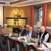 Bild vergrößern:Stadtrat Hans-Jörg Schuster, Stadtrat Hubert Salzborn, Stadtrat Gerhard Häusler, Bärbel Bühnemann (sachkundige Einwohnerin) und Beigeordneter für Wirtschaft, Tourismus und regionale Zusammenarbeit Rainer Nitsche bei der Klausurtagung der Fraktion CDU/FDP/BfM 