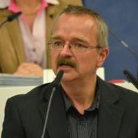 Bild vergrößern:Fraktionsvorsitzender Wigbert Schwenke MdL bei seiner Rede zur Aktuelle Debatte mit dem Thema 