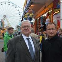 Bild vergrößern:Die Stadträte Hubert Salzborn und Matthias Boxhorn bei der Eröffnung der Magdeburger Herbstmesse (v.l.n.r.)