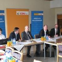 Bild vergrößern:Landtagspräsident Detlef Gürth, CDU-Landtagsfraktionsvors. André Schröder, Mario Zeising CDU-Landesgeschäftsführer, CDU-Landesvorsitzender Thomas Webel, Oliver Schenk CDU-Bundesgeschäftsstelle und stellv. CDU-Landesvorsitzende Heike Brehmer (v.l.n.r.) bei der Klausurtagung des Landesvorstandes der CDU Sachsen-Anhalt mit den Kreisvorsitzenden