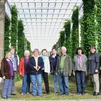 Bild vergrößern:Die Frauen Union Magdeburg besuchte, unter Anleitung von Dipl.-Gärtner Horst Luding (4.v.r.), den Herrenkrugpark Magdeburg.