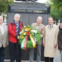 Bild vergrößern:Stadtrat Salzborn, Sozialbeigeordneter  Brüning, der Präsident des Landesverbandes der Steuben-Schurz-Gesellschaft  Pohl, der Vorsitzende der CDU-Landtagsfraktion Scharf und der CDU/BfM-Fraktionsgeschäftsführer Gurcke vor dem Denkmal für den amerikanischen Freiheitshelden General von Steuben in der Harnackstr. der vor 279 Jahren in Magdeburg geboren wurde (v.l.n.r.)