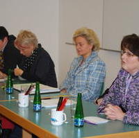 Bild vergrößern:Die Landesvorsitzende der Frauen Union Eva-Maria Wybrands (g.r.) vertritt die CDU bei einer Diskussion zur Landtagswahl mit dem Titel -Die Wahl ist weiblich - Warum Frauen wählten sollten!-