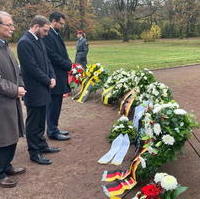 Bild vergrößern:Aus Anlass des Volkstrauertages fand auf dem Magdeburger Westfriedhof eine Gedenkveranstaltung statt. 