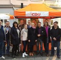 Bild vergrößern:Mitglieder der CDU Braunschweig und der CDU Magdeburg werben gemeinsam am 13. Oktober bei einem Infostand in der Löwenstadt für die CDU-Stimmen bei der Landtagswahl. 