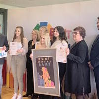 Bild vergrößern:Preisverleihung der Anti-Alkoholkampagne Bunt statt Blau am 08. Mai. Mit dabei Jury-Mitglied Tobias Krull MdL (g.r.)