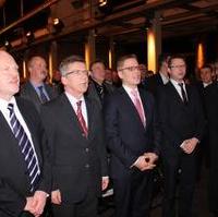 Bild vergrößern:Minister Thomas Webel, Bundesverteidigungsminister Dr. Thomas de Maizière MdB, Bundestagskandidat Tino Sorge, Dieter Stier MdB und Ministerpräsident Dr. Reiner Haseloff beim traditionellen Singen der Nationalhymne (v.l.n.r.)