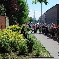 Bild vergrößern:Gedenkveranstaltung am ehemaligen KZ-Aussenlager in der heutigen Liebknechtstr.. In diesem Lager mussten 3.000 Frauen und 600 Männer Zwangsarbeit unter menschenunwürdigen Bedingungen leisten. 