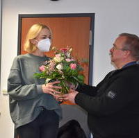 Bild vergrößern:Fraktionsvorsitzender Wigbert Schwenke gratulierte im Namen der Ratsfraktion, Stadträtin Stefanie Middendorf zum Geburtstag. 