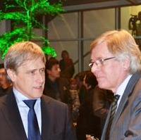 Bild vergrößern:Wirtschaftsbeigeordneter Rainer Nitsche im Gespräch mit Wirtschaftsminister Hartmut Möllring während des 2. Kreativsalons (v.l.n.r.)