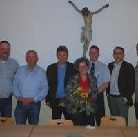 Bild vergrößern:Auf Einladung der beiden Ortsverbandsvorsitzenden Stefan Hörold (CDU Ortsverband Magdeburg-Süd/3.v.l.)) und Stadtrat Andreas Schumann (Magdeburg-Südost(3.v.r.) sprach die die Staatssekretärin und CDU-Kreisvorstandsmitglied Anne-Marie Keding (mitte) vor Interessierten zum Thema Hochwasserschutz. 