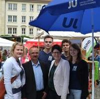 Bild vergrößern:Ein Teil der Besetzung des Infostandes der Jungen Union Magdeburg auf dem CSD 2014 