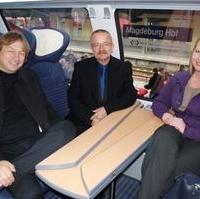 Bild vergrößern:Stadtrat Andreas Schumann, Fraktionsvorsitzender Wigbert Schwenke MdL und Fraktionsassistentin Jana Lesniak überzeugen sich vom Komfort in den neuen Zügen der Deutschen Bahn (v.l.n.r.)