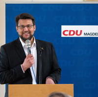 Bild vergrößern:OB-Kandidat Tobias Krull bei einer Rede am 08. April 2022.