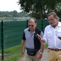 Bild vergrößern:Im Gespräch bei einem Vor-Ort-Termin Stadtrat Dr. Klaus Kutschmann und der Vorsitzende des Vereins Bungalow-Siedlung Barleber See Magdeburg Nord Frank Richter (v.l.n.r.). 