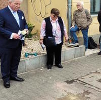 Bild vergrößern:Gerhard Stehli MdL (l.) bei der Verlegung eines Stolpersteins am 047. Mai diesen Jahres. 