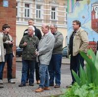 Bild vergrößern:Stadtrat Michael Hoffmann (l.) lud Vertreter von Tiefbauamt, Stadtplanungsamt, Magdeburger Verkehrsbetriebe und Städtischen Werken Magdeburg nach Sudenburg zu einem Grüngang ein. Ziel war es Ideen zur besseren Gesttalung des Stadtteils zu entwickeln.